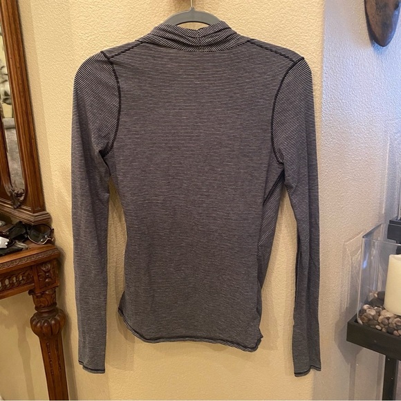 LULULEMON Women Gray Striped Faux Wrap Long Sleeve Top Size 4-6 - Picture 4 of 6